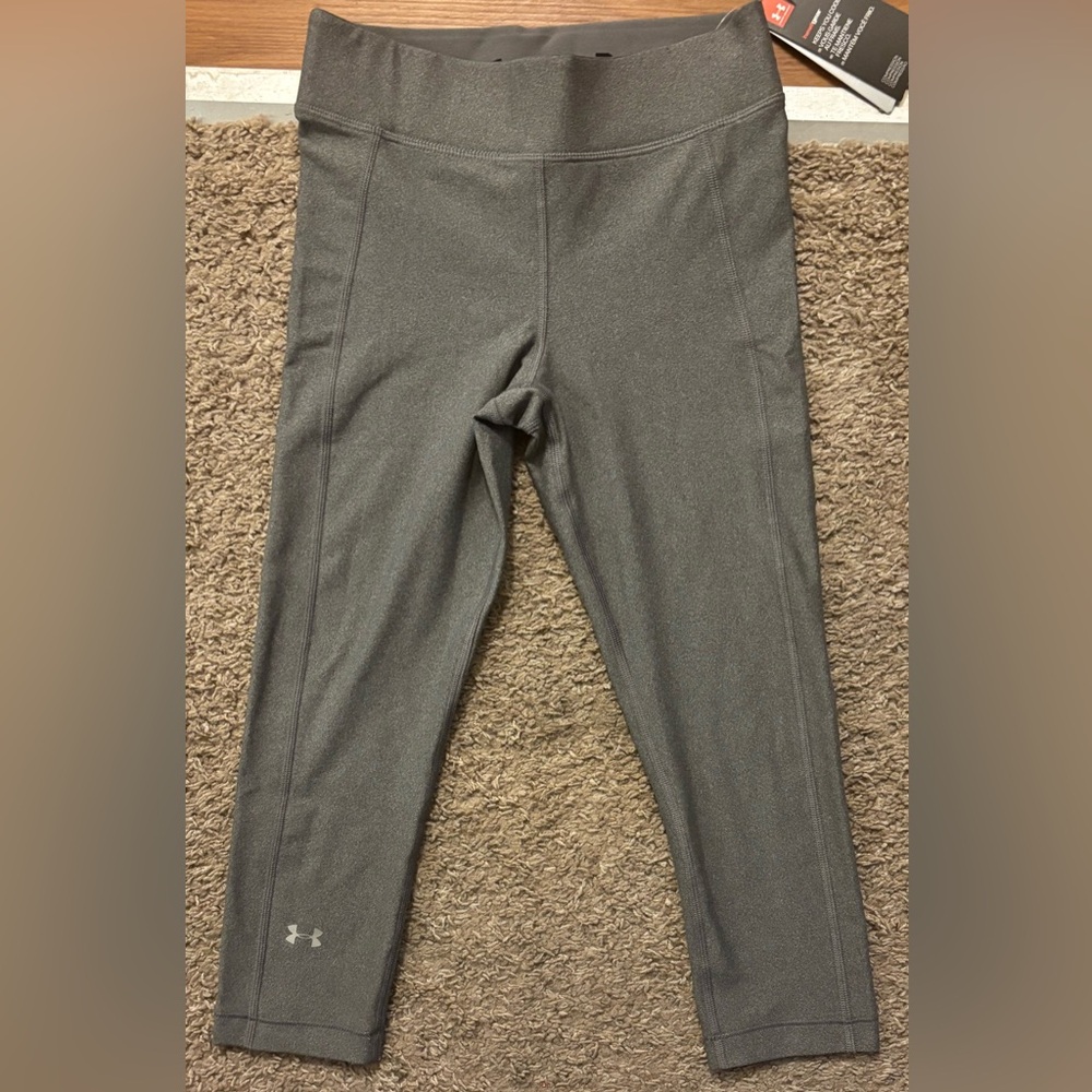 Under Armour NWT Woman’s Sm Gray Leggings Capris Silver Logo Compression